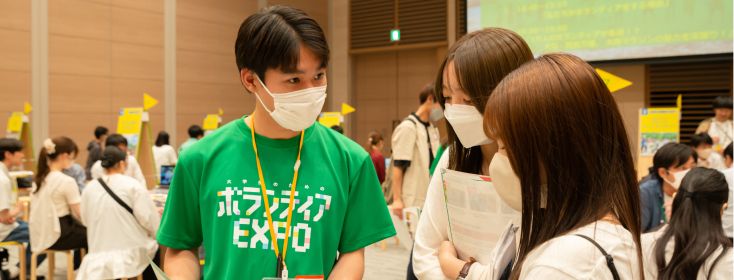 団体のスタッフや実際に活動しているボランティアと直接話をしているイメージ画像