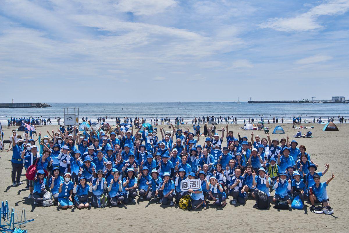 東京2020オリンピック・パラリンピックから1年、海への感謝を込めてボランティアユニフォームでゴミ拾い