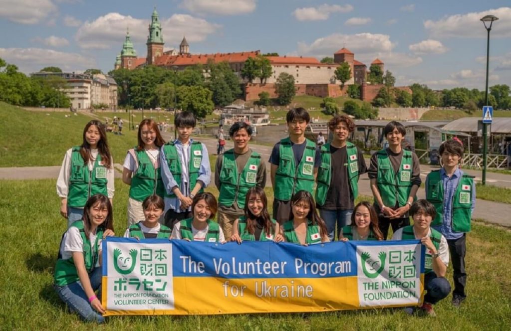 ウクライナ避難民支援活動を行う学生ボランティアの集合写真