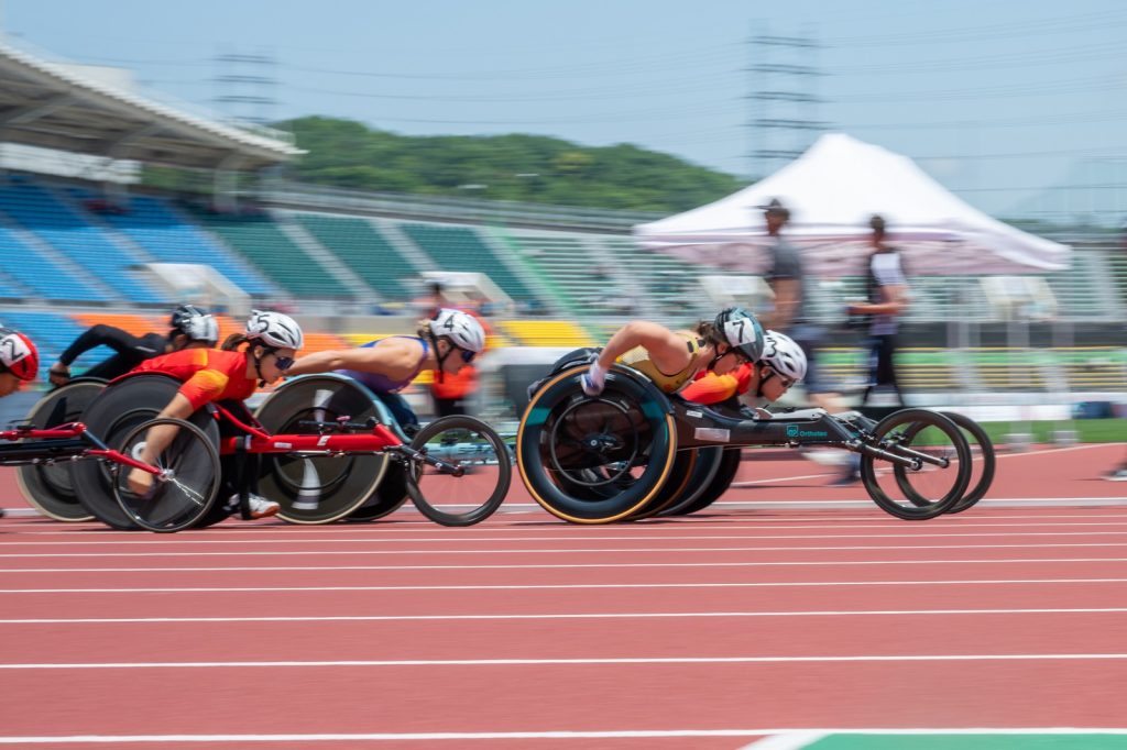 トラック競技車いす種目で競う選手たち