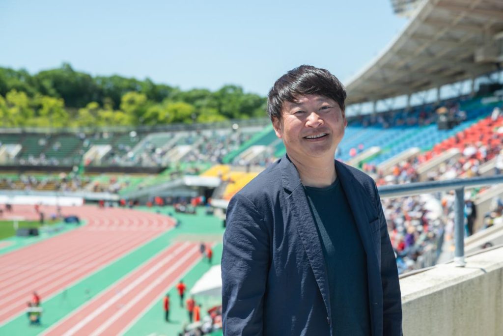 会場のスタジアムに立つ日本財団ボランティアセンター参与の二宮雅也さん