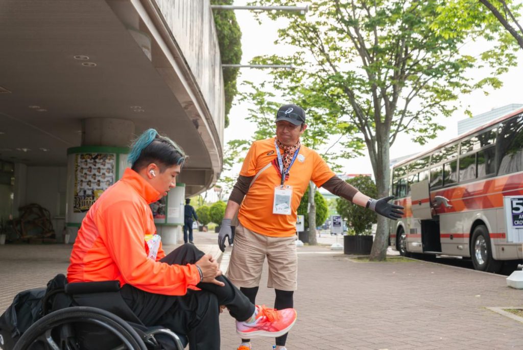 出場選手専用のバス停で選手を案内する田宮久嗣さん