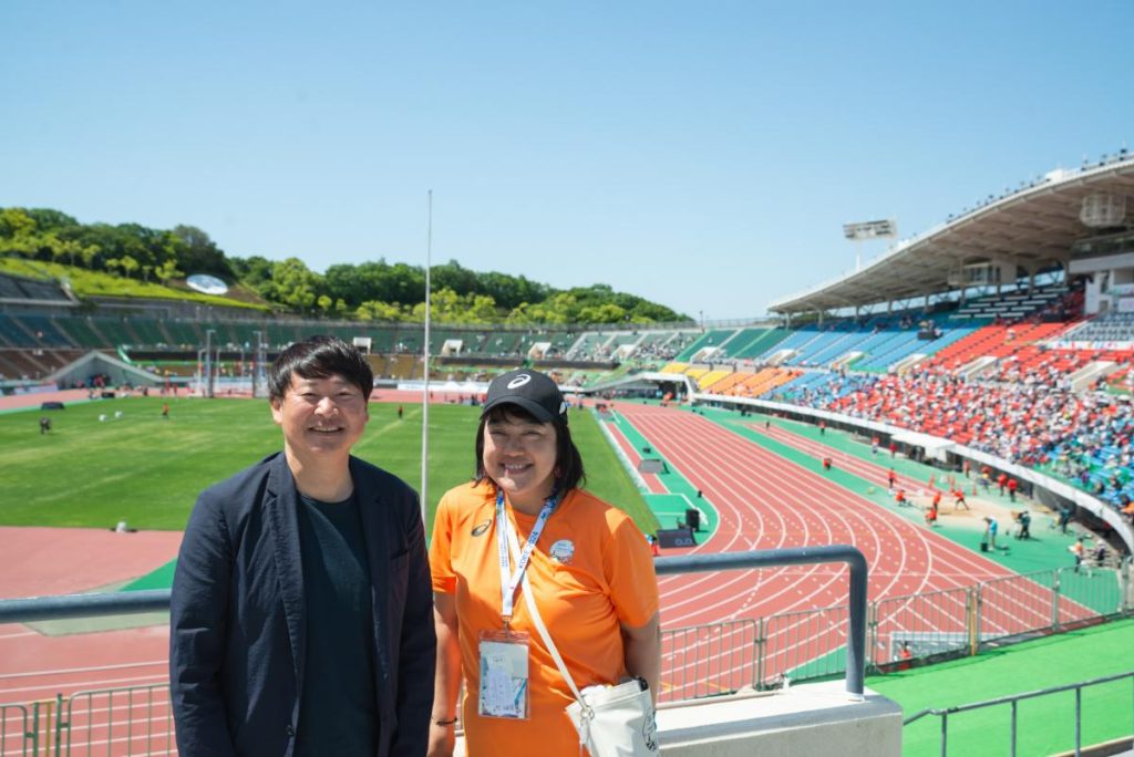 スタジアムのスタンドに立つ二宮雅也さんと菊池未樹さん