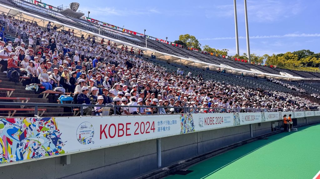 スタジアムのバッグスタンドで観戦する学校観戦会に参加した児童生徒