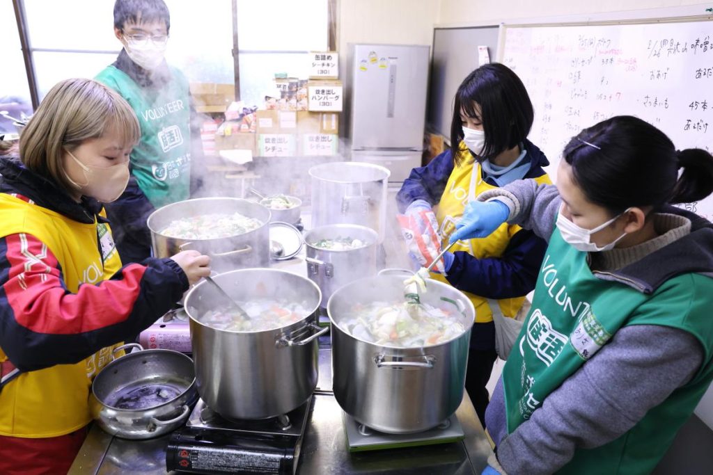 地震の避難所で炊き出しの調理をするボランティアたちの様子