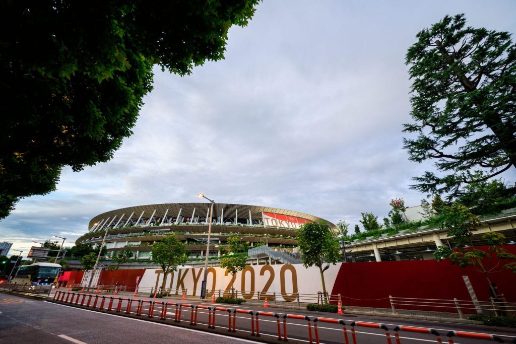 東京2020オリンピック・パラリンピックの装飾が施された国立競技場