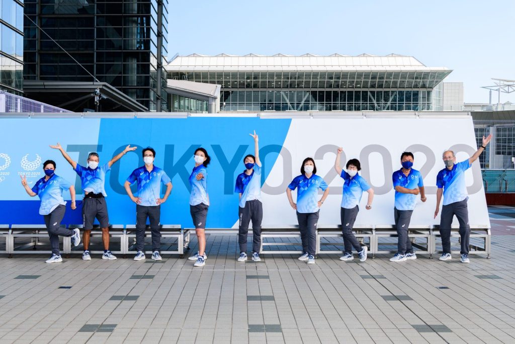 東京2020オリンピック・パラリンピックのボランティアユニフォームに身を包む人たち