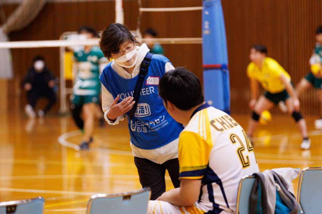 選手と手話で会話するパラスポーツボランティア