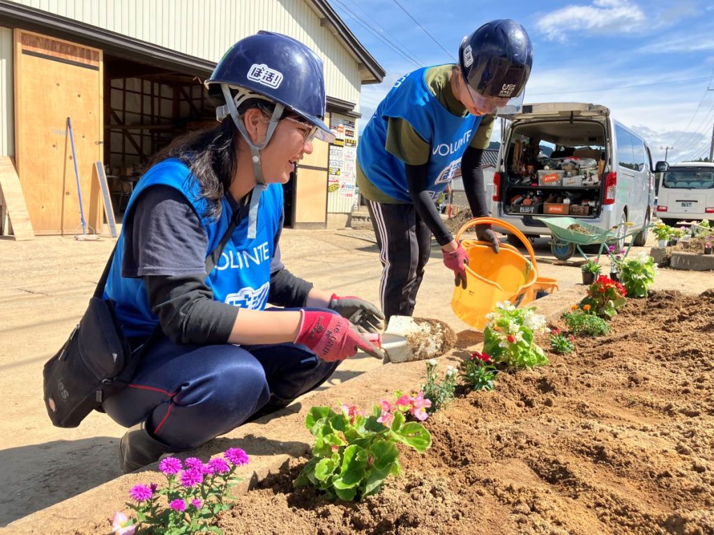 花壇の作業には地域住民の方にも参加いただいた