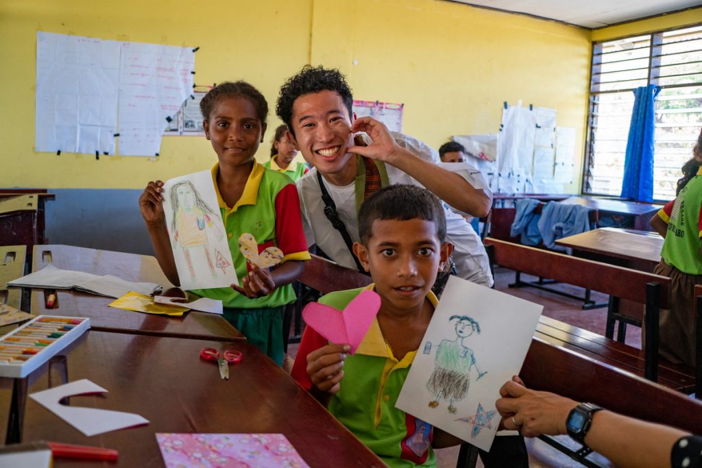 東ティモールで子どもたちと交流する学生ボランティア