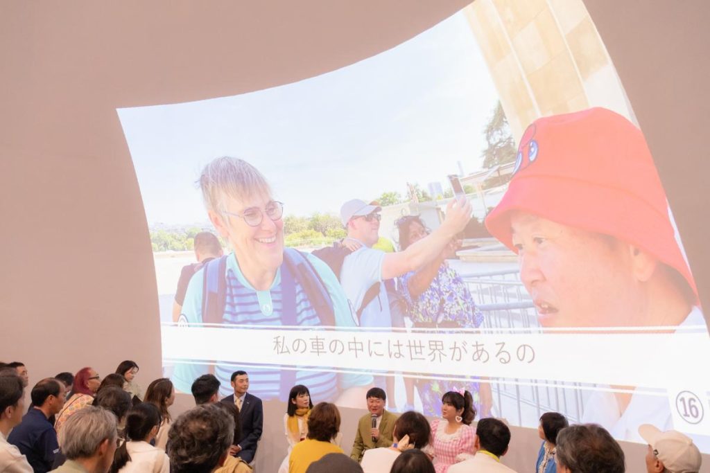 二宮さんがパリ2024大会ボランティアにインタビューしている様子