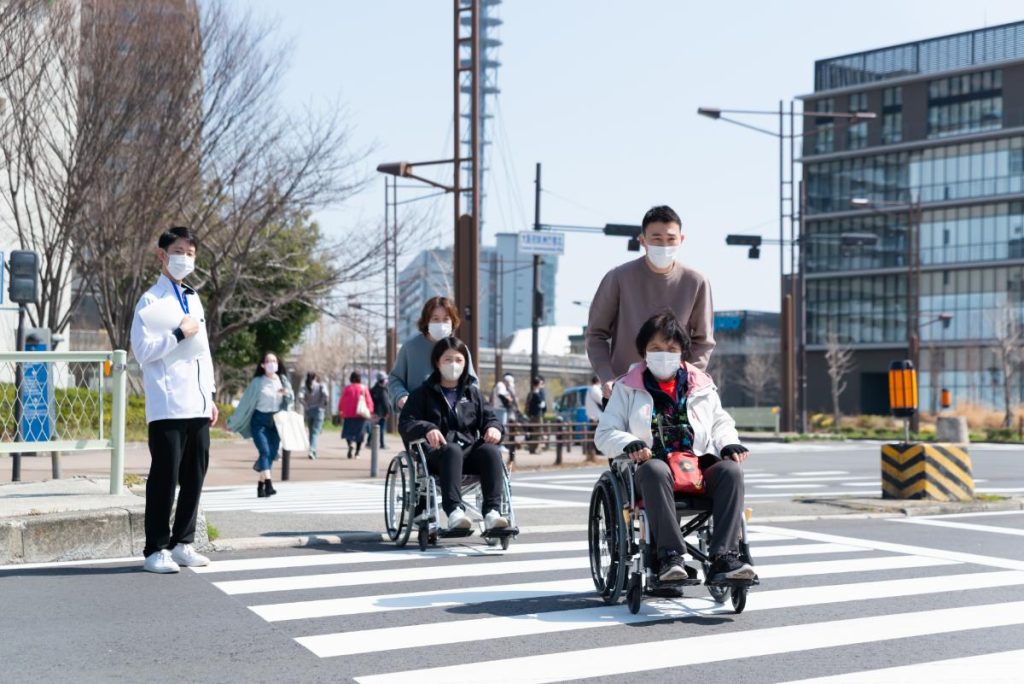 車いすの操作方法を学ぶボランティア