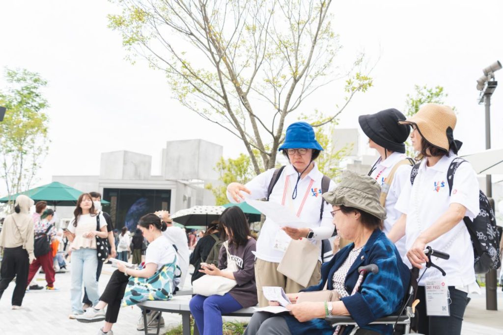 車いすユーザーと大阪・関西万博会場内を移動する、LET’S EXPOの会場内サポートボランティア