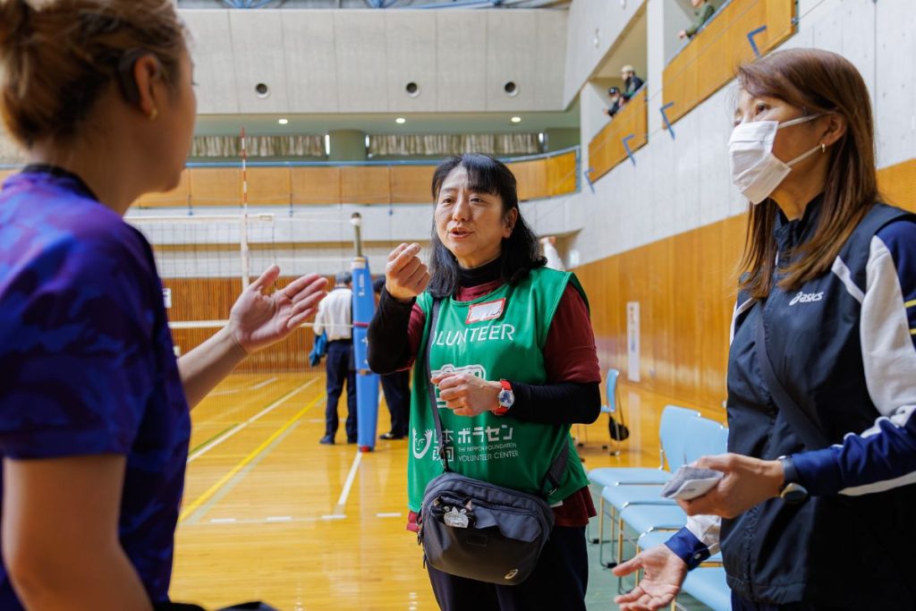 デフスポーツ大会での聴覚障害者支援ボランティアの様子