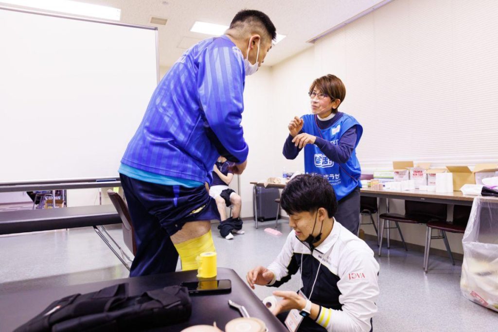 デフスポーツ大会での聴覚障害者支援ボランティアの様子