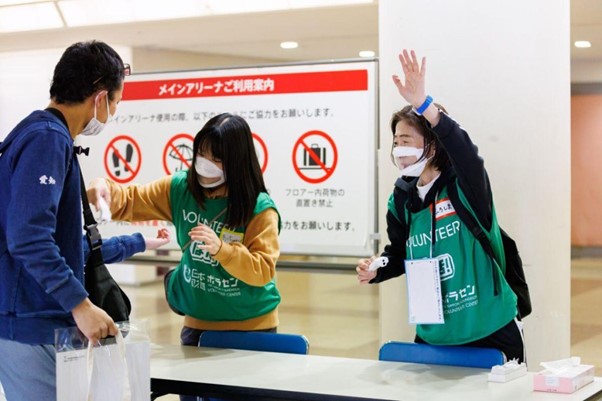 聴覚障害者支援として、デフバレーボールカップの受付を行うボランティアの様子