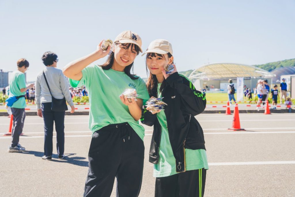 仲間と一緒に活動するマラソンボランティアの様子