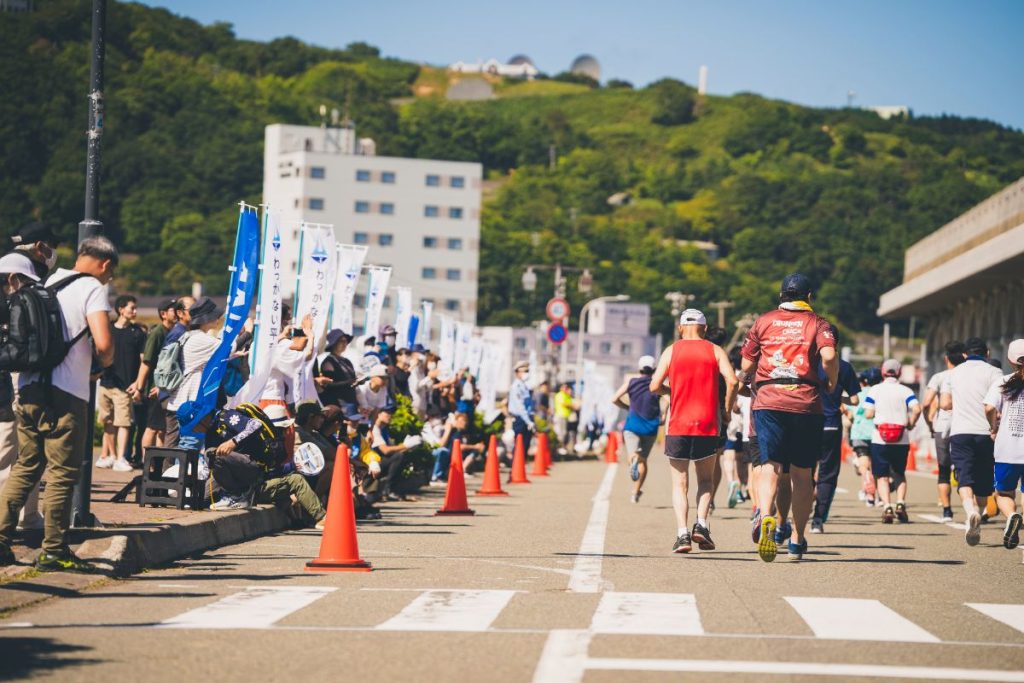 「わっかない平和マラソン」のマラソンランナーと観客の様子