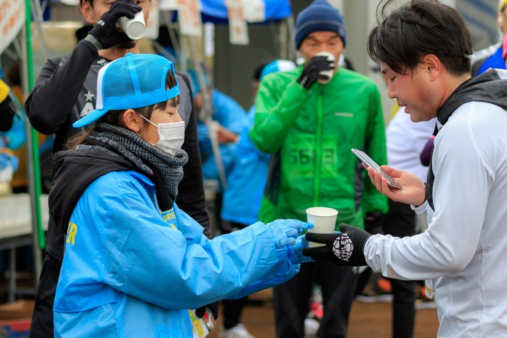 大会のユニフォームを着用しているマラソンボランティア