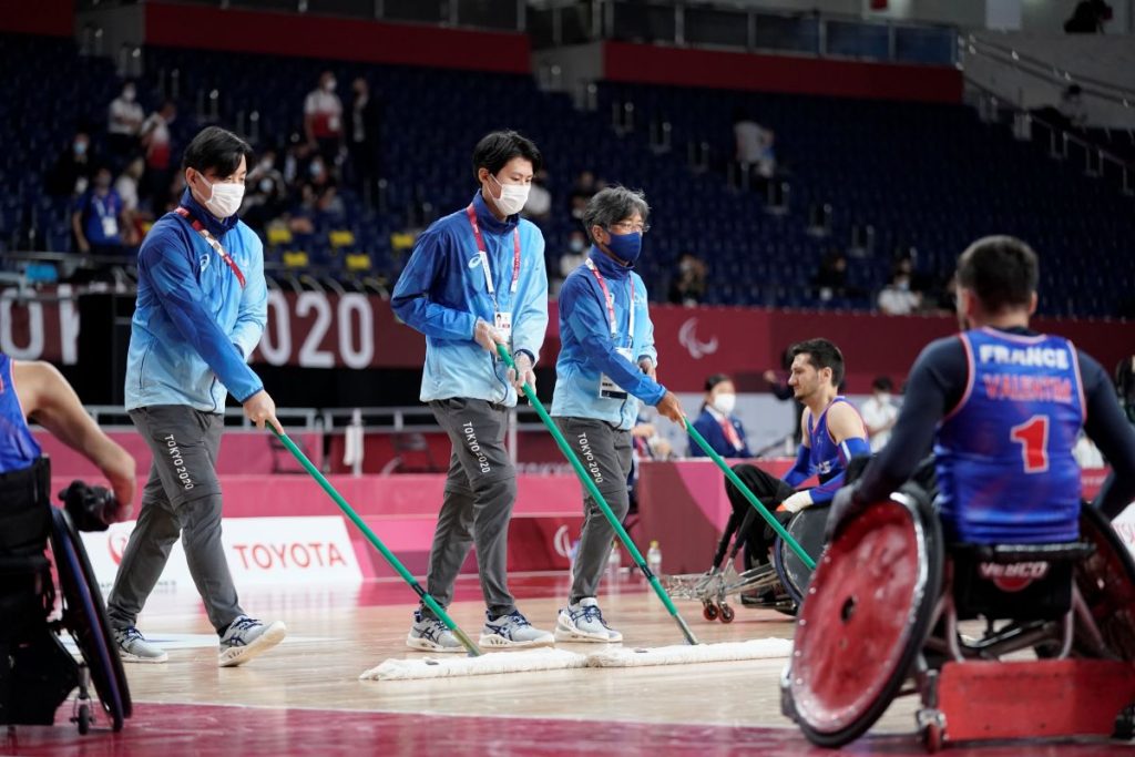 東京2020オリンピック・パラリンピックで、競技の補助を行うボランティア