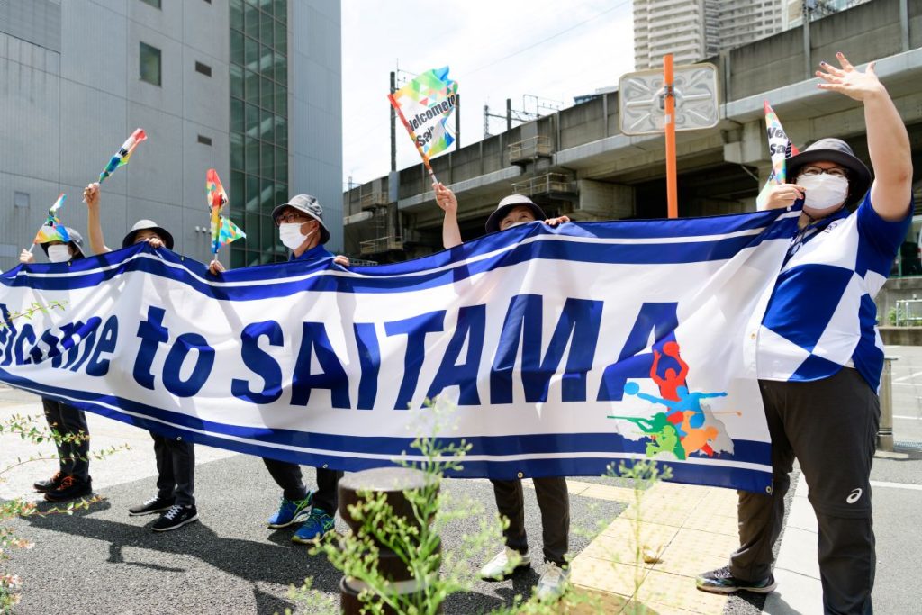東京2020オリンピック・パラリンピックで、会場の外で大会を盛り上げるボランティア