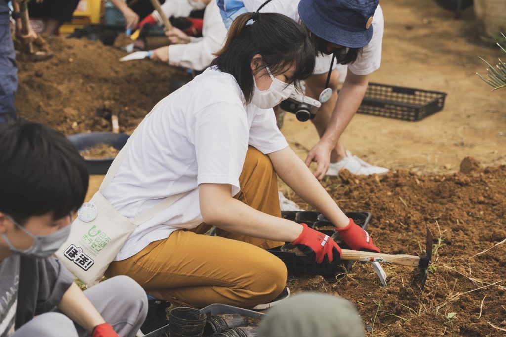 農作業のボランティアに取り組む高校生