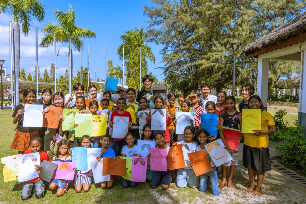 子どもと関わるボランティアをしている様子