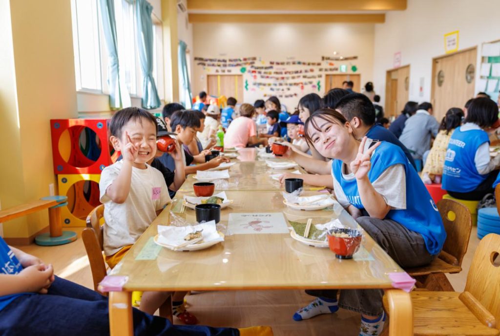 子ども食堂でボランティアをする様子