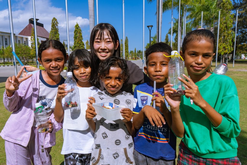 海外の子どもたちと関わるボランティア活動の様子