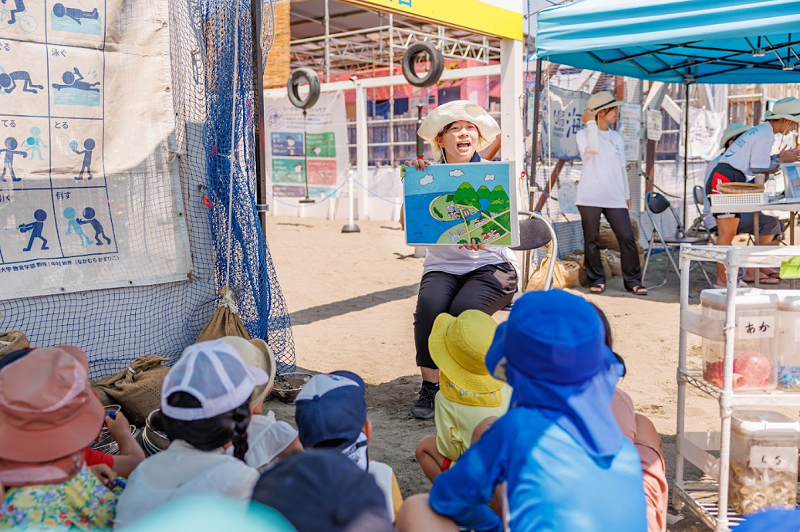 子どもと関わるボランティアをしている様子