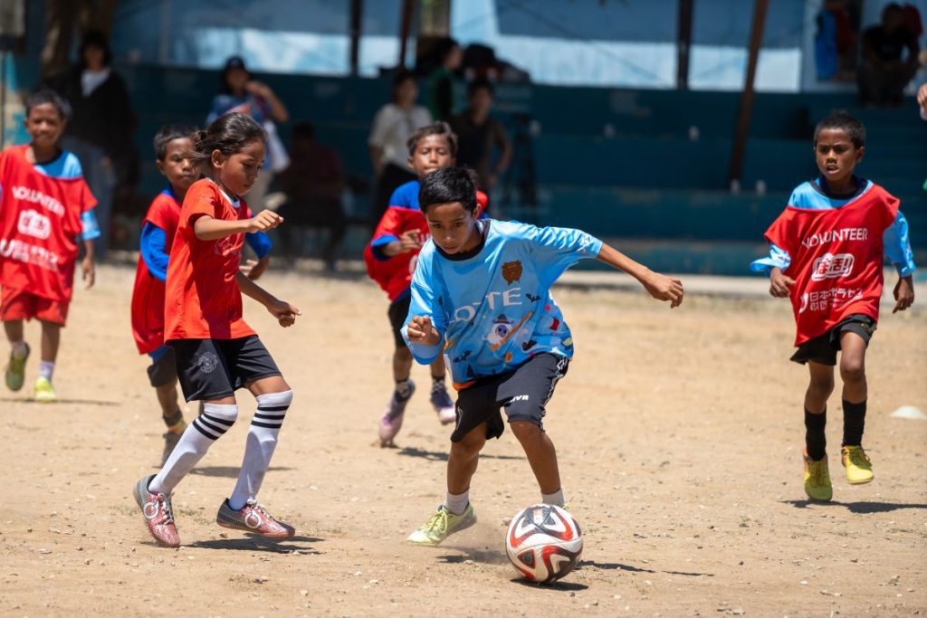 川崎フロンターレから寄付を受けてサッカー教室に参加する東ティモールの子ども