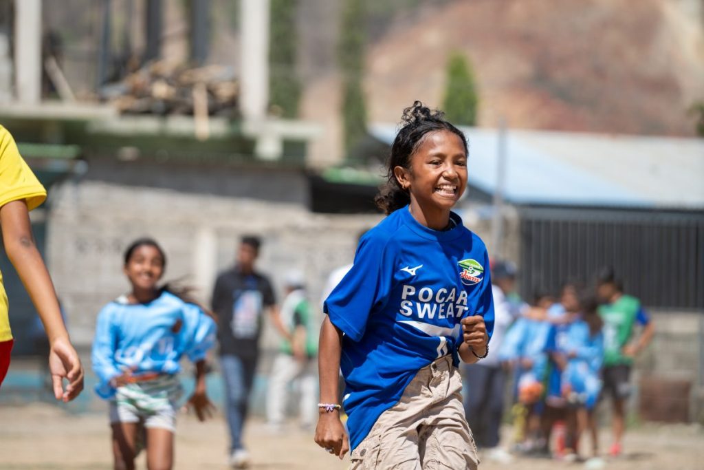 徳島ヴォルティスから寄付を受けてサッカー教室に参加する東ティモールの子ども