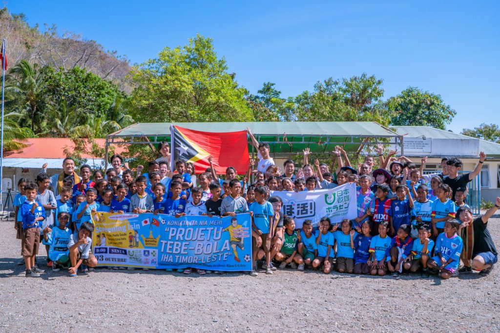 夢をつなぐサッカープロジェクト 2025 in 東ティモール 　ベサヘ小学校での集合写真