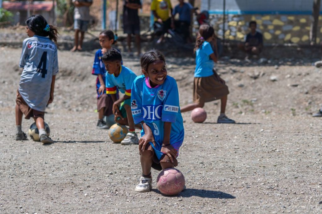 サガン鳥栖から寄付を受けたサッカー教室に参加する東ティモールの少女