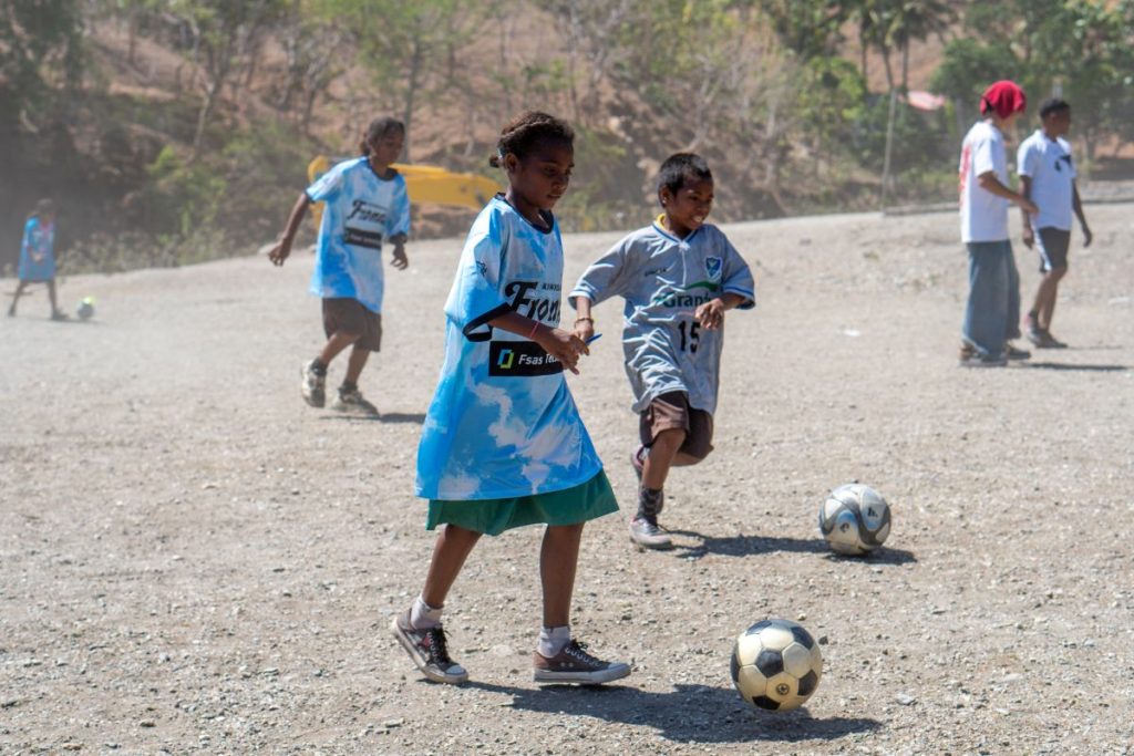 川崎フロンターレから寄付を受けたサッカー教室に参加する東ティモールの少女