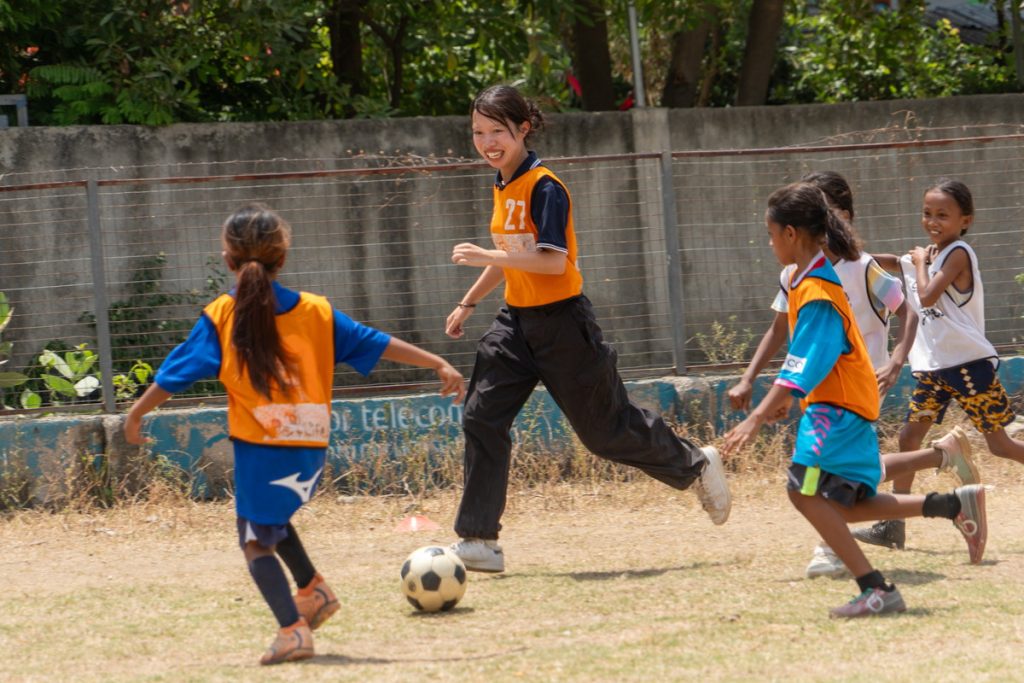 サッカー教室に参加する日本財団ボランティアセンターが派遣した学生ボランティア