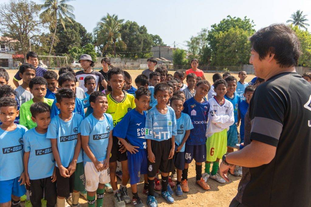 木場昌雄さんの指導を聞く東ティモールの子どもたち