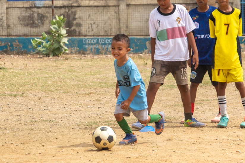 Jリーグクラブから寄付を受けたサッカーボールで練習する東ティモールの少年