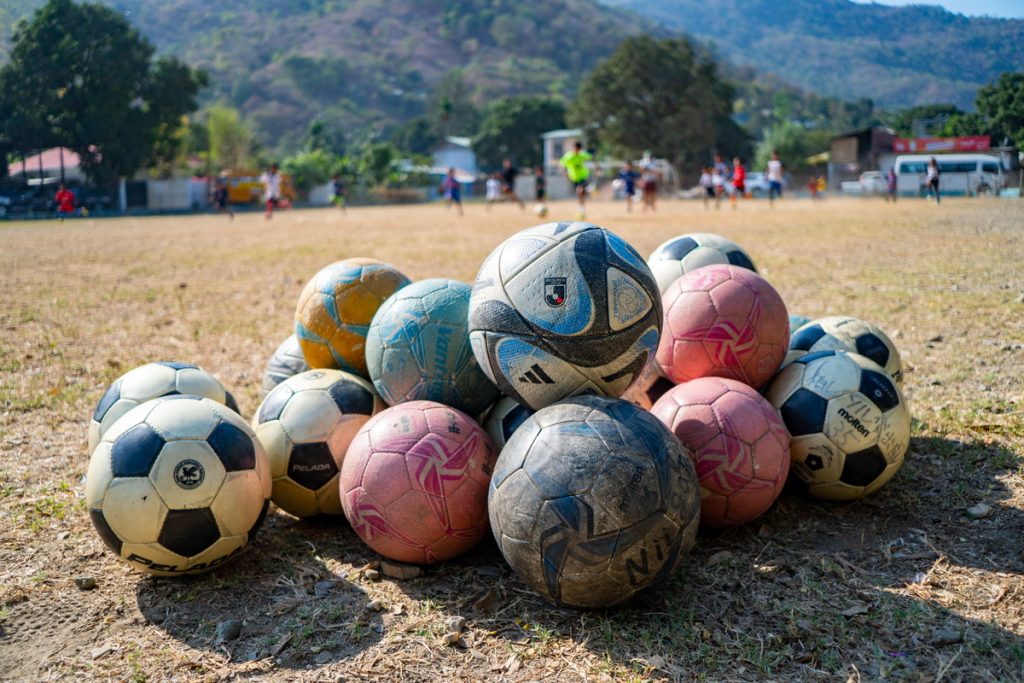 Jリーグクラブから寄付を受けたサッカーボール