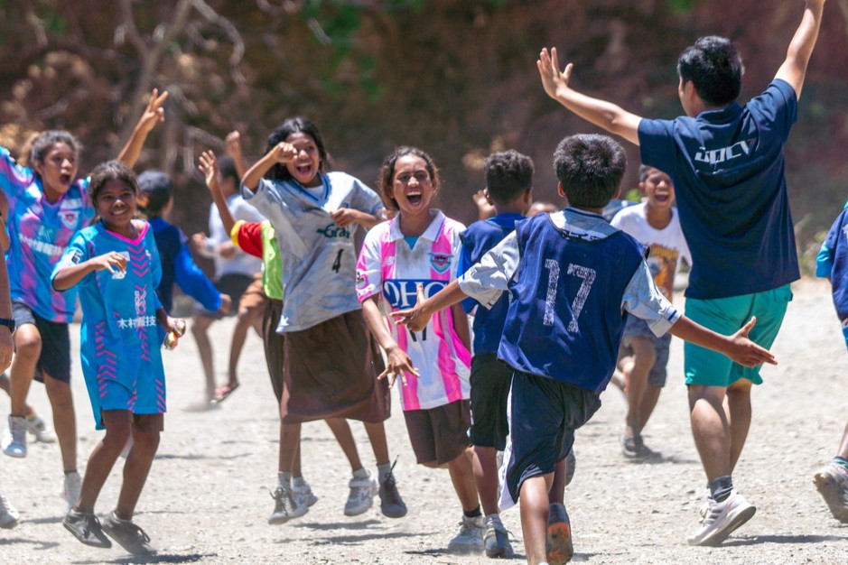 ゴールを決めて喜ぶ東ティモールの子どもたち