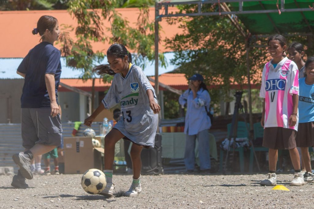 栃木SCから寄付を受けたサッカー教室に参加する東ティモールの少女