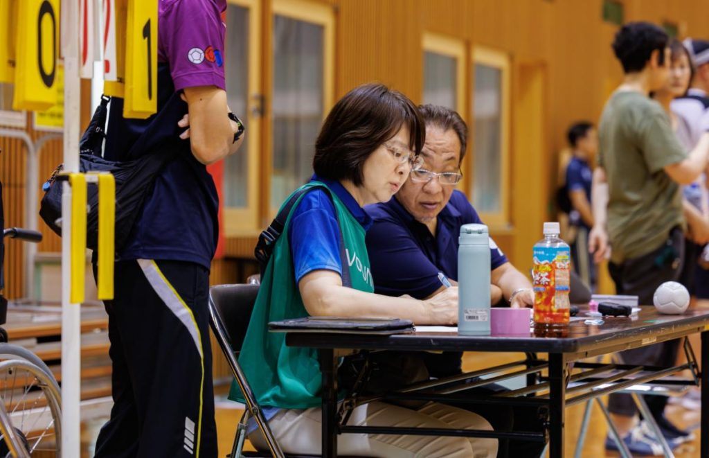 スポーツ大会で記録業務を行うシニアボランティアの様子