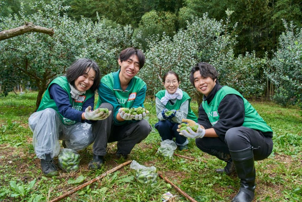 若者とシニアの方が一緒に農業ボランティアを行う様子