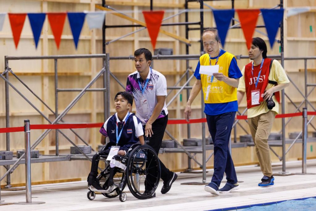 シニアボランティアがパラスポーツ大会で活動を行う様子