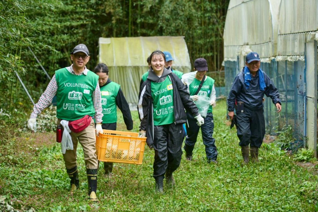 シニアの方と若者が一緒にボランティア活動を行う様子
