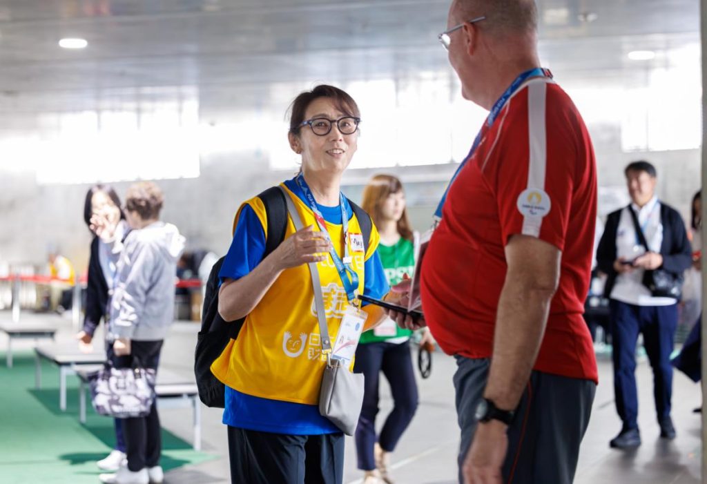 シニアボランティアが海外の方と話す様子