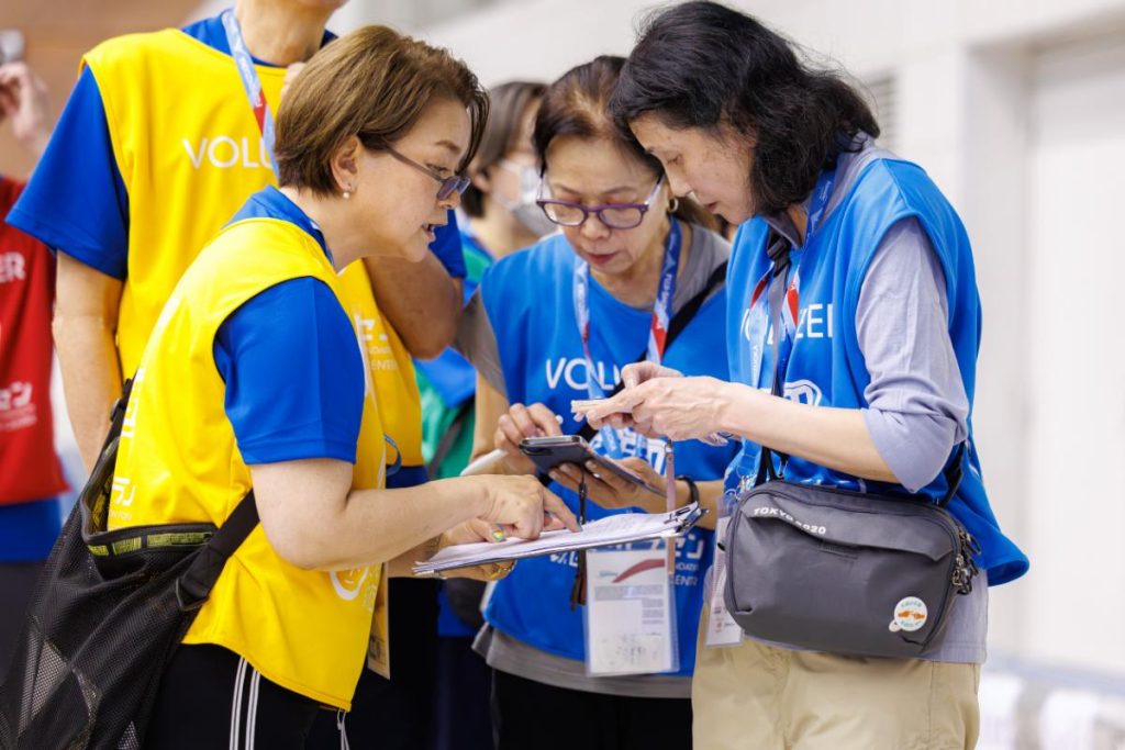 シニアボランティアが協力して活動を行う様子