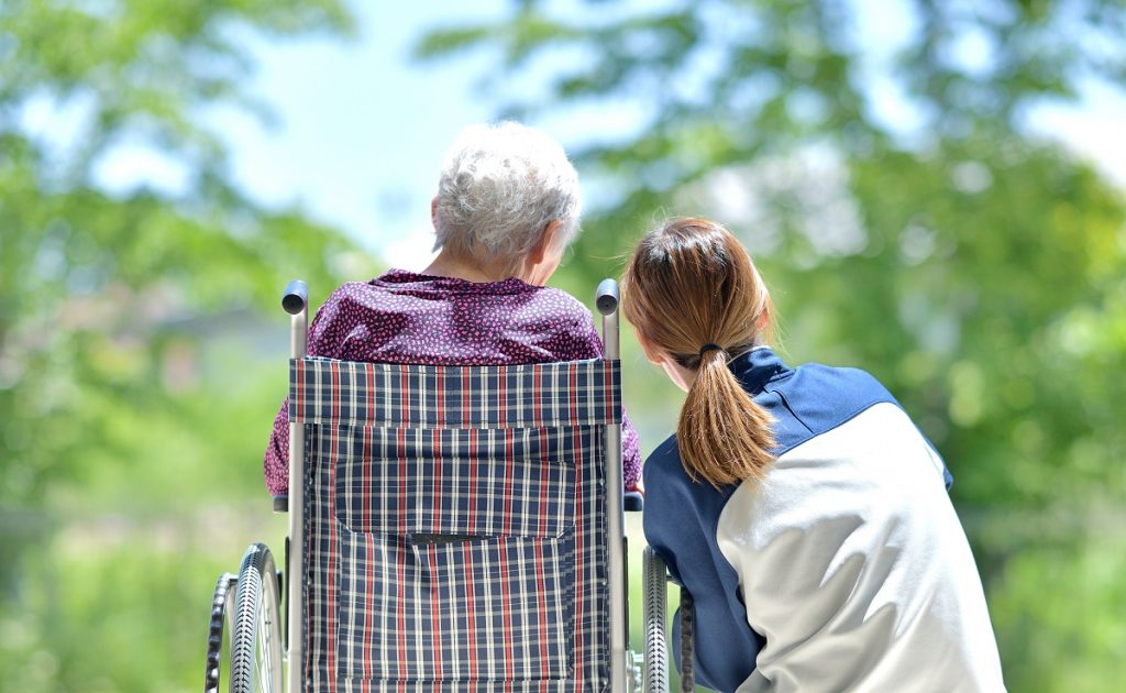 高齢者と若者が会話をしている様子