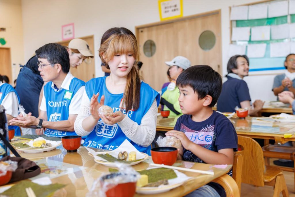 子ども食堂でのボランティア活動の様子