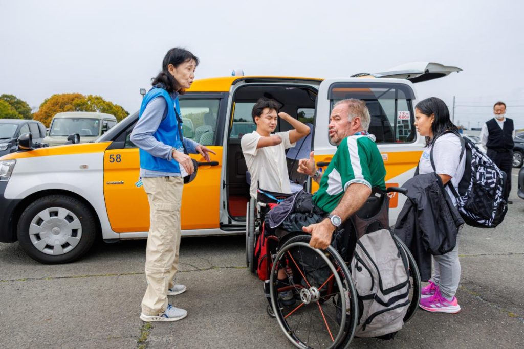 障害者をサポートするボランティアの様子
